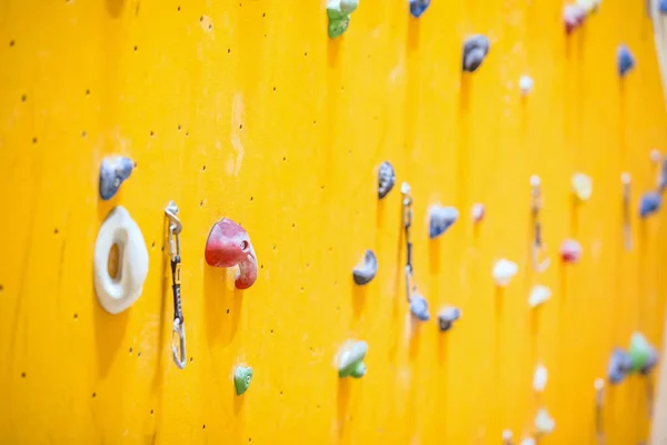Ściana wspinaczkowa. Ściana wspinaczkowa z kolorowymi skałami — Zdjęcie stockowe