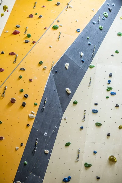 Ściana wspinaczkowa. Ściana wspinaczkowa z kolorowymi skałami — Zdjęcie stockowe