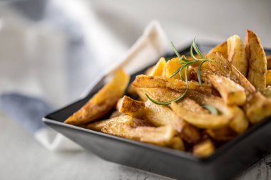 Patates kızartması. Tuz ve biberiye ile ev yapımı patates kızartması