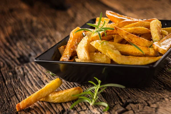 Potatis frites. Hemmagjord potatis frites med salt och rosmarin — Stockfoto