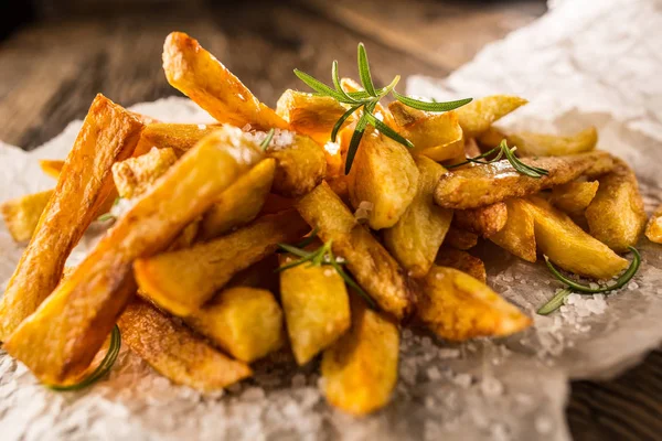 Patatas fritas. Patatas fritas caseras con sal y romero — Foto de Stock