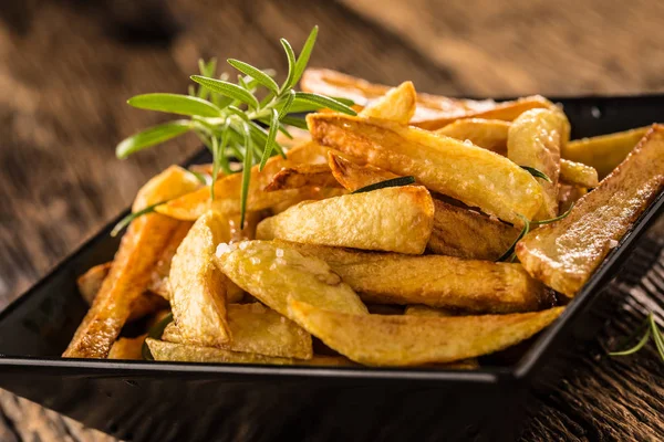 Patatas fritas. Patatas fritas caseras con sal y romero —  Fotos de Stock