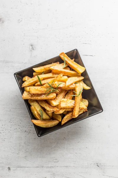 Patate fritte. Patate fritte fatte in casa con sale e rosmarino — Foto Stock