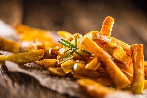 Картофельная картошка. Домашняя картофель фри с солью и розмарином — стоковое фото