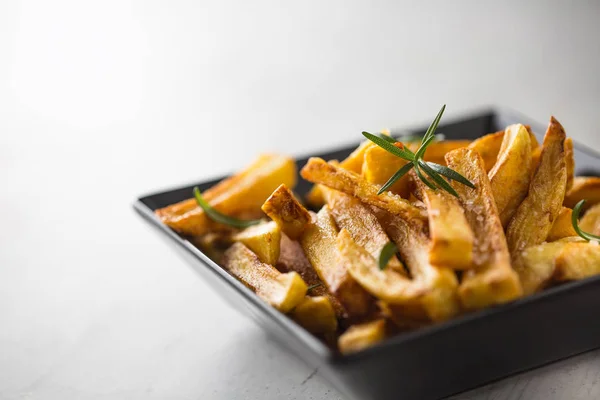 Potatis frites. Hemmagjord potatis frites med salt och rosmarin — Stockfoto