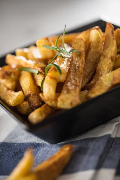 Patatas fritas. Patatas fritas caseras con sal y romero —  Fotos de Stock