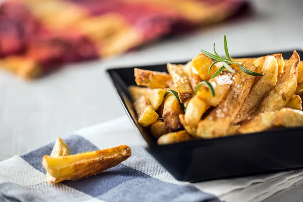 Potatis frites. Hemmagjord potatis frites med salt och rosmarin — Stockfoto