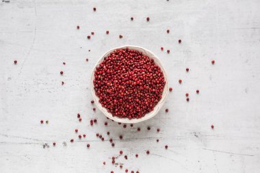 Manzaralı kırmızı biber beyaz beton tahta üzerinde üst