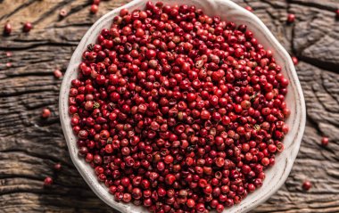 Meşe masada kase kırmızı biber