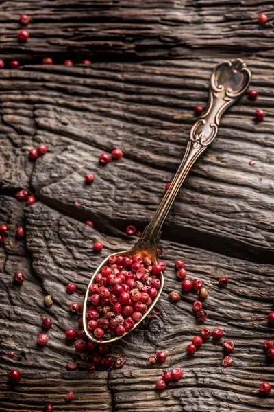 Milho-pimenta vermelho na colher na mesa de carvalho — Fotografia de Stock