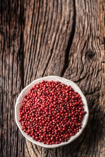 Rode peper in kom op eiken tafel — Stockfoto