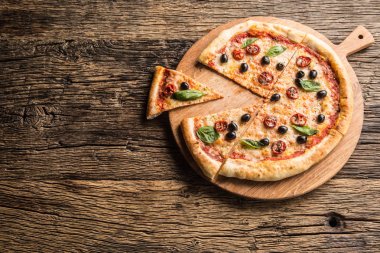 Üst genelolarak İtalyan pizza ahşap plaka ve yuvarlak kurulu