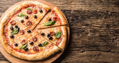 Üst genelolarak İtalyan pizza ahşap plaka ve yuvarlak kurulu