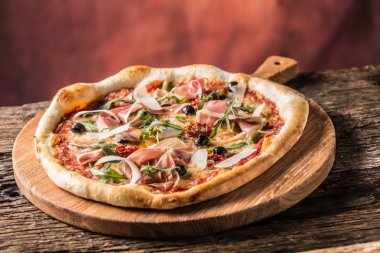 İtalyan pizza prosciutto domates zeytin zeytin yağı parmesan