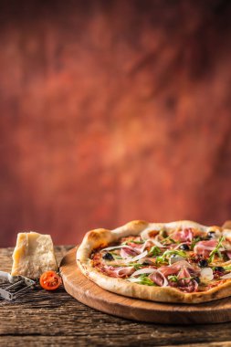 İtalyan pizza prosciutto domates zeytin zeytin yağı parmesan