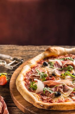 İtalyan pizza prosciutto domates zeytin zeytin yağı parmesan