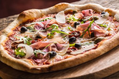 İtalyan pizza prosciutto domates zeytin zeytin yağı parmesan