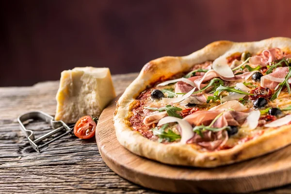 Pizza italiana con pomodori prosciutto olive olio d'oliva parmigiano — Foto Stock