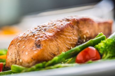 Asparagos brokoli havuç domates turp yeşil fasulye ve bezelye ile kavrulmuş somon steak. Balık unu taze sebze ile