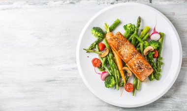 Asparagos brokoli havuç domates turp yeşil fasulye ve bezelye ile kavrulmuş somon steak. Balık unu taze sebze ile