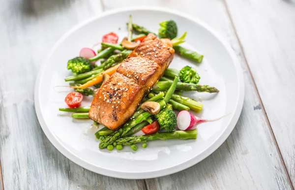 Asparagos brokoli havuç domates turp yeşil fasulye ve bezelye ile kavrulmuş somon steak. Balık unu ile taze vegetabled