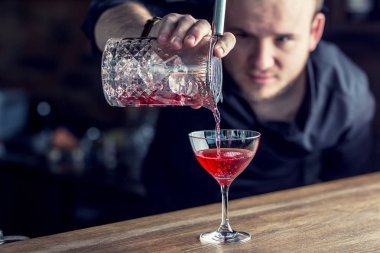 Barmen pub veya kokteyl içki hazırlama Restoran