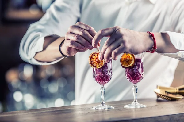Barman in pub o ristorante che prepara un cocktail — Foto Stock