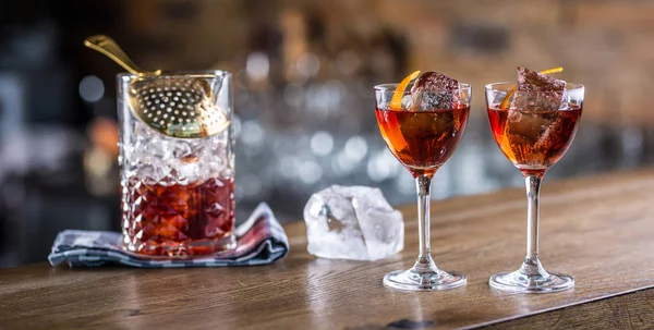 Манхэттенский коктейль украшен на барной стойке в пабе или на отдыхе — стоковое фото