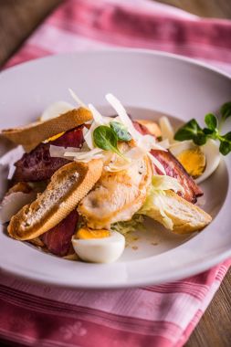 Sezar salatası yumurta marul pastırma crutons ile ızgara tavuk göğsü