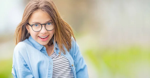 Retrato de joven adolescente olorosa feliz con gafas y b — Foto de Stock