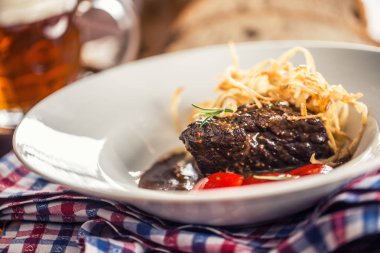 Kızarmış soğan ekmek fıçı bira ve de Confit sığır eti biftek sosu ile