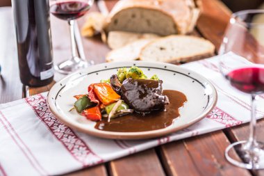 Confit tavşan bacak sebze ekmek redvine pub veya restaur ile