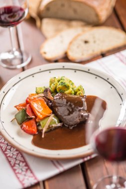 Confit tavşan bacak sebze ekmek redvine pub veya restaur ile