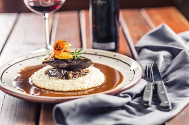 Kavrulmuş ya da patates wegetable ve sos confit sığır eti biftek mashes