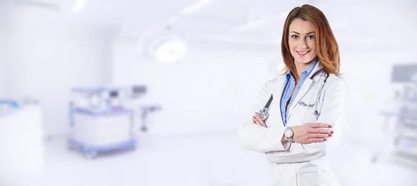 Портрет красивої жінки-лікаря над інтер'єром синьої клініки — стокове фото