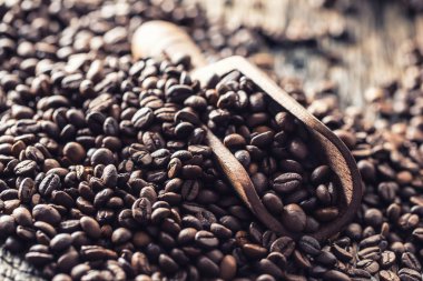 Tahta kaşık kahve çekirdekleri eski meşe masada dolu