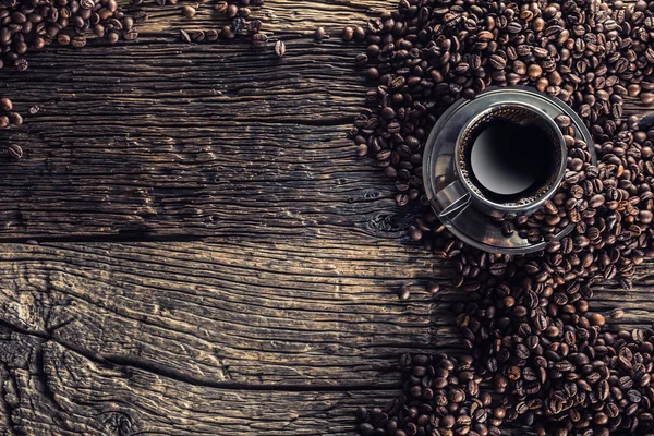 Csésze fekete kávé bab, a fából készült asztal — Stock Fotó