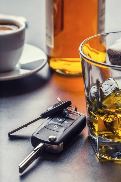 Car keys and glass of alcohol on table. — Stock Photo, Image