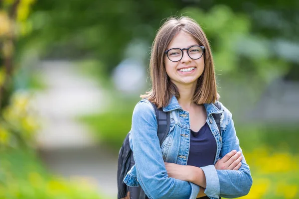 Retrato de atraente jovem adolescente menina da escola com mochila — Fotografia de Stock