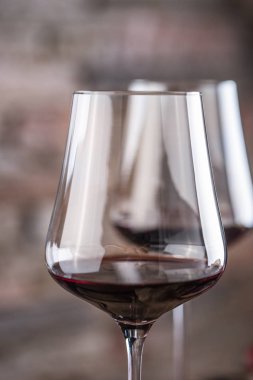 Yakın çekim iki bardak kırmızı şarap restoran ile