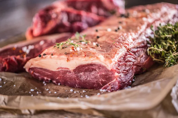 RAW rib eye stek wołowy z soli i przypraw — Zdjęcie stockowe