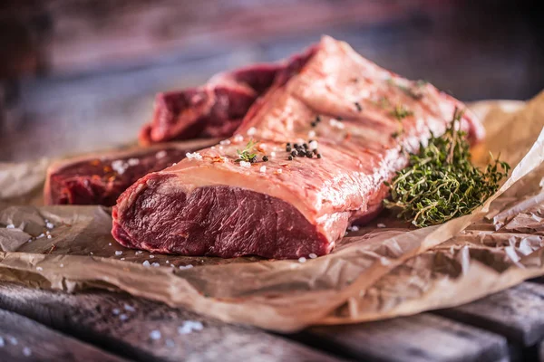 Roh Rib Eye Rindersteak mit Salz Gewürze und Kräutern — Stockfoto