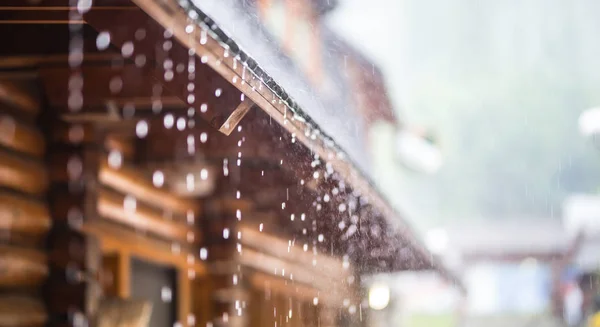 Skyfall i sommarstorm och regn droppar på taket — Stockfoto