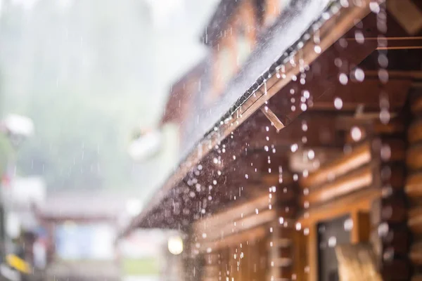 Regen im Sommersturm und Regentropfen auf dem Dach — Stockfoto