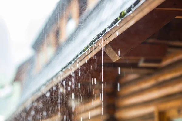 Regen im Sommersturm und Regentropfen auf dem Dach — Stockfoto