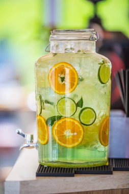 Kireç ile limonata ve turuncu buz küpleri bar