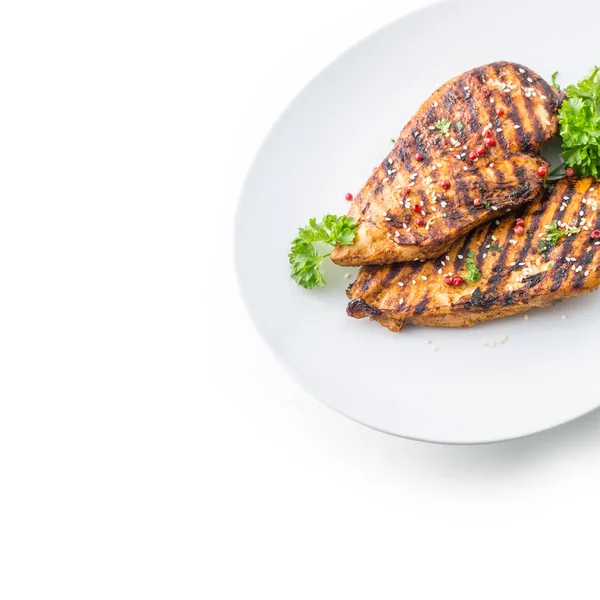 Gegrilde Kipfilet Met Peppercorn Peterselie Seasame Zaden Geïsoleerd Wit — Stockfoto