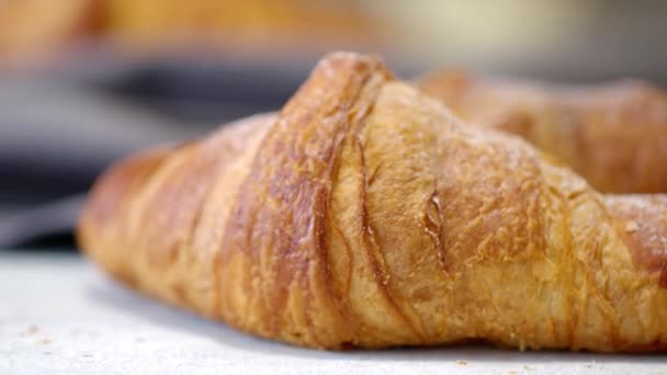 Knusprige Frische Croissants Café Serviert Videoaufnahmen 50Fps — Stockvideo