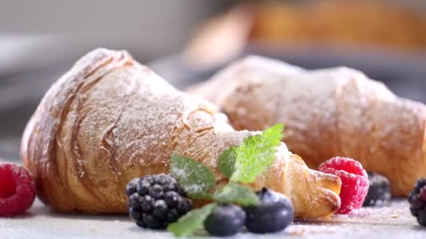 Croissants Frais Croustillants Framboises Mûres Myrtilles Melissa Saupoudrées Sucre Poudre — Video