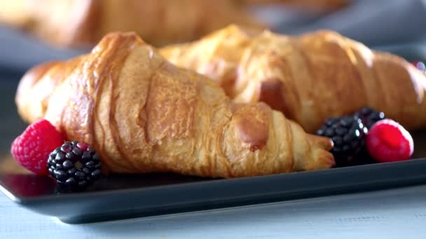 Croissant Freschi Croccanti Serviti Nel Caffè Video Girato 50Fps — Video Stock
